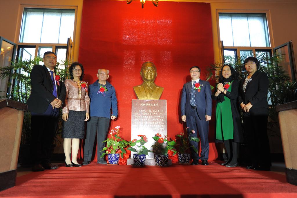 刘树铮基金委员会成立暨铜像揭幕仪式在已满18点此进入甸伊摄像头举行